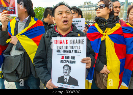 Die Menschenmenge, die tibetischen, taiwanesischen Volksgruppen Frankreichs und Freunde forderten französische Bürger auf, während des Besuchs des chinesischen Präsidenten Xi Jinping in Paris, Bürgerrechtsproteste, Protest gegen china, friedliche Protestzeichen Migranten zu mobilisieren Stockfoto