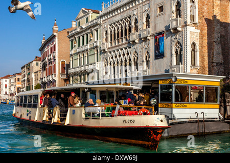 Eine Personenfähre (Vaporetto) Abholer am Canal Grande, Venedig, Italien Stockfoto