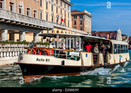 Eine Personenfähre (Vaporetto) am Canal Grande, Venedig, Italien Stockfoto
