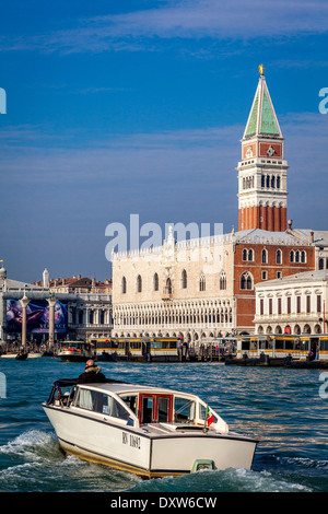 Eine venezianische Wassertaxi auf der Lagune mit dem Markusplatz im Hintergrund, Venedig, Italien Stockfoto