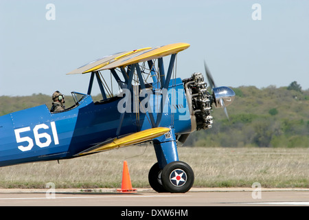 Airshow mit der 1943 Boeing A75N1 PT17 Doppeldecker Stockfoto