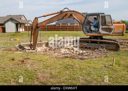Einen Pool im Garten mit einem Bagger Graben Stockfoto