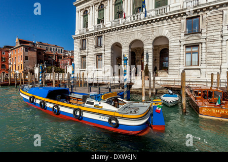 Lieferung-Boot auf dem Canal Grande, Venedig, Italien Stockfoto