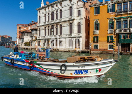 Lieferung-Boot auf dem Canal Grande, Venedig, Italien Stockfoto