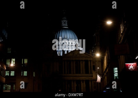 St. Pauls bei Nacht von der Fleet Street Stockfoto