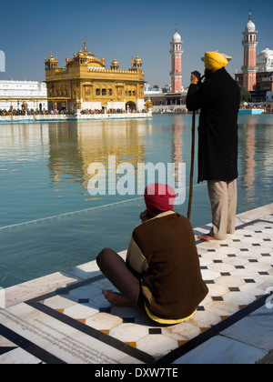 Indien, Punjab, Amritsar, Sri Harmandir oder Darbar Sahib, Goldene Tempel Sikh zu bewachen, am Rand des Heiligen Tank Sarovar Stockfoto