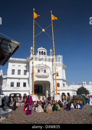 Indien, Punjab, Amritsar, Sri Harmandir oder Darbar Sahib, Goldene Tempel Gurdwara Gläubige beten Stockfoto