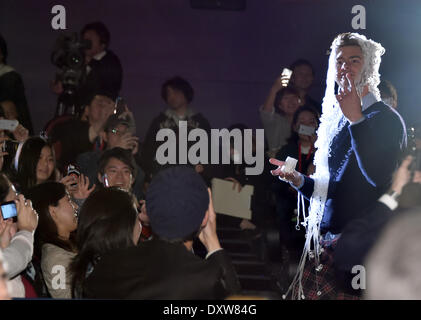 Tokio, Japan. 31. März 2014. Andrew Garfield, 31. März 2014: Tokyo, Japan - Andrew Garfield ist alles in Papier Gossamer verstrickt, als er für japanischen Fans in einem Promotion-Auftritt für den kommenden Hollywood-Abenteuer-Film "Amazing Spider-Man 2" in Tokio auf Montag, 31. März 2014 darstellt. Auf der linken Seite ist Emma Stone. Bildnachweis: Natsuki Sakai/AFLO/Alamy Live-Nachrichten Stockfoto