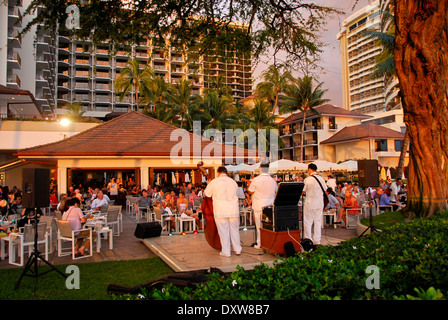 Band bei Sonnenuntergang am Strand von Waikiki in Honolulu, Insel Oahu, in dem Bundesstaat Hawaii Stockfoto