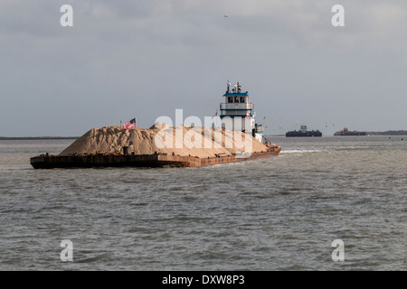 Schlepper und Barge in Aransas Bay, in der Nähe von Port Aransas, Texas. Stockfoto