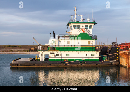 Schlepper und Barge in Aransas Bay in der Nähe von Port Aransas, Texas. Stockfoto