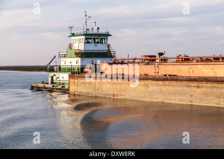 Schlepper und Barge in Aransas Bay in der Nähe von Port Aransas, Texas. Stockfoto