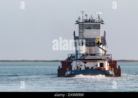 Schlepper in Aransas Bay in der Nähe von Port Aransas, Texas. Stockfoto