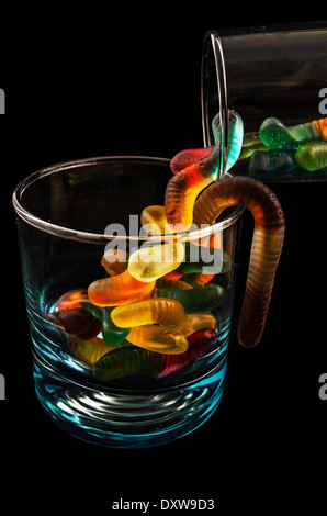 Gummibärchen und Weinglas auf einem dunklen Hintergrund Stockfoto