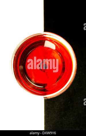 Glas Rotwein auf eine kontrastreiche schwarz-weiß-Mitte. Stockfoto