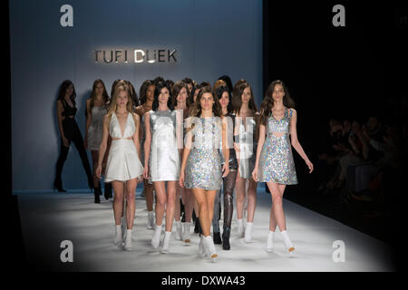 Sao Paulo, Brasilien. 31. März 2014. Modelle zeigen Kreationen OfTufi Duek während des ersten Tages der Sao Paulo Fashion Woche (SPFW), in Sao Paulo, Brasilien, am 31. März 2014. Bildnachweis: Zhang Qiang/Xinhua/Alamy Live-Nachrichten Stockfoto