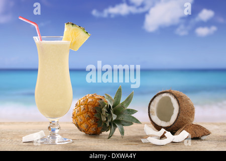 Pina Colada cocktail mit Früchten am Strand im Urlaub Stockfoto