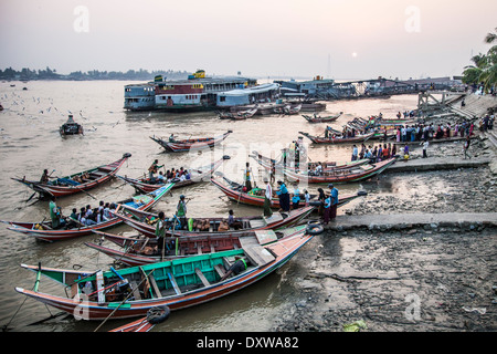 Fluggästen Motorboote in Yangon, Myanmar Stockfoto