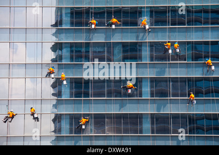 Fenster-Scheiben auf einem Wolkenkratzer in Bangkok, Thailand Stockfoto