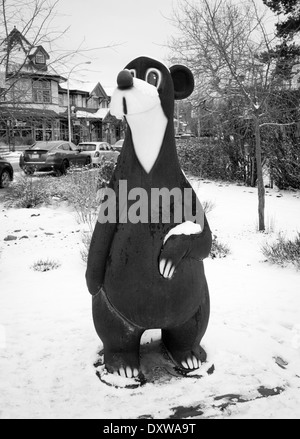 Ein Blick auf eine Statue des "Jasper der Bär", in der Innenstadt von Jasper in Jasper Nationalpark, Alberta, Kanada. Stockfoto