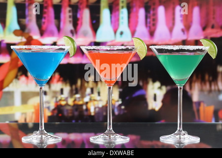 Bunte Cocktails in der Martini-Gläser in einer Bar oder einer party Stockfoto