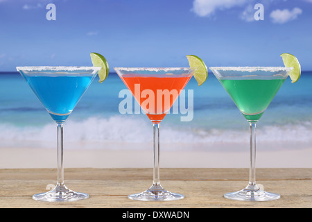 Bunte Cocktails in der Martini-Gläser am Strand im Urlaub Stockfoto