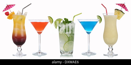 Gruppe von Cocktails wie Martini, Mojito oder Tequila Sunrise isoliert auf weißem Hintergrund Stockfoto
