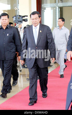 Phnom Penh, Kambodscha. 1. April 2014. Cambodian Prime Minister Hun Sen (C) besucht der nationalen Versammlung in Phnom Penh, Kambodscha, 1. April 2014. Die nationale Versammlung von Kambodscha begann seine 2. Plenarsitzung der 5. Wahlperiode am Dienstag nach einer dreimonatigen Aussparung. © Sovannara/Xinhua/Alamy Live-Nachrichten Stockfoto