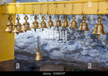 Indien, Dehradun. Tempelglocken, Tapkeshwar Hindu-Tempel. Stockfoto