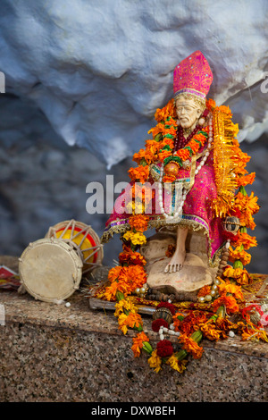 Indien, Dehradun. Statue von Sai Baba von Shirdi, ein großer spiritueller Meister von hinduistischen und muslimischen Gläubigen verehrt.  Tapkeshwar. Stockfoto