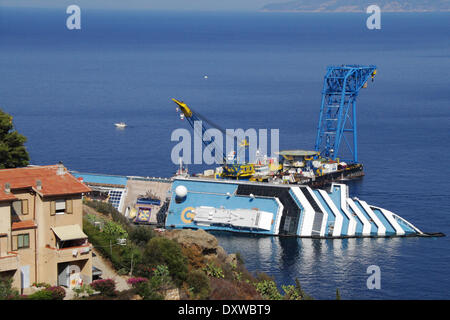 Überblick über die Bergung im MS Costa Concordia, die ein Fels im Tyrrhenischen Meer nur aus dem östlichen Ufer von Isola del Giglio im Januar 2012 getroffen. Wo: Giglio Italien bei: 12. Oktober 2012 Stockfoto