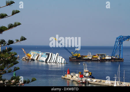 Überblick über die Bergung im MS Costa Concordia, die ein Fels im Tyrrhenischen Meer nur aus dem östlichen Ufer von Isola del Giglio im Januar 2012 getroffen. Wo: Giglio Italien bei: 12. Oktober 2012 Stockfoto