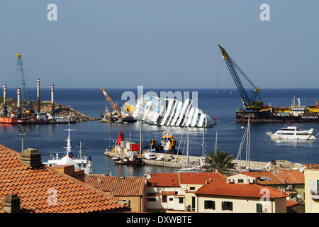 Überblick über die Bergung im MS Costa Concordia, die ein Fels im Tyrrhenischen Meer nur aus dem östlichen Ufer von Isola del Giglio im Januar 2012 getroffen. Wo: Giglio Italien bei: 12. Oktober 2012 Stockfoto