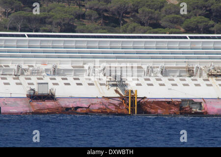 Überblick über die Bergung im MS Costa Concordia, die ein Fels im Tyrrhenischen Meer nur aus dem östlichen Ufer von Isola del Giglio im Januar 2012 getroffen. Wo: Giglio Italien bei: 12. Oktober 2012 Stockfoto