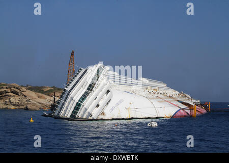 Überblick über die Bergung im MS Costa Concordia, die ein Fels im Tyrrhenischen Meer nur aus dem östlichen Ufer von Isola del Giglio im Januar 2012 getroffen. Wo: Giglio Italien bei: 12. Oktober 2012 Stockfoto