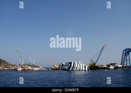 Überblick über die Bergung im MS Costa Concordia, die ein Fels im Tyrrhenischen Meer nur aus dem östlichen Ufer von Isola del Giglio im Januar 2012 getroffen. Wo: Giglio Italien bei: 12. Oktober 2012 Stockfoto