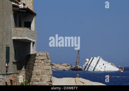 Überblick über die Bergung im MS Costa Concordia, die ein Fels im Tyrrhenischen Meer nur aus dem östlichen Ufer von Isola del Giglio im Januar 2012 getroffen. Wo: Giglio Italien bei: 12. Oktober 2012 Stockfoto