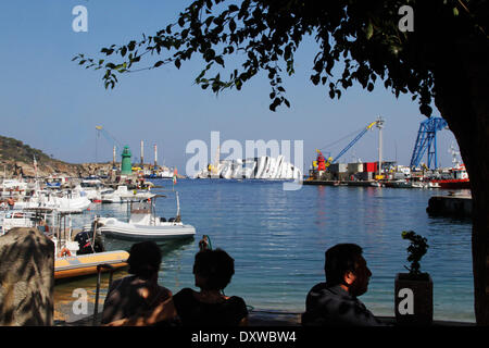 Überblick über die Bergung im MS Costa Concordia, die ein Fels im Tyrrhenischen Meer nur aus dem östlichen Ufer von Isola del Giglio im Januar 2012 getroffen. Wo: Giglio Italien bei: 12. Oktober 2012 Stockfoto