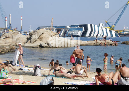 Überblick über die Bergung im MS Costa Concordia, die ein Fels im Tyrrhenischen Meer nur aus dem östlichen Ufer von Isola del Giglio im Januar 2012 getroffen. Wo: Giglio Italien bei: 12. Oktober 2012 Stockfoto