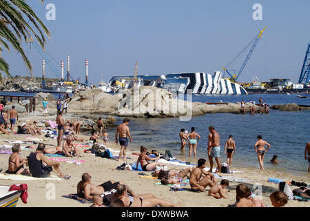 Überblick über die Bergung im MS Costa Concordia, die ein Fels im Tyrrhenischen Meer nur aus dem östlichen Ufer von Isola del Giglio im Januar 2012 getroffen. Wo: Giglio Italien bei: 12. Oktober 2012 Stockfoto