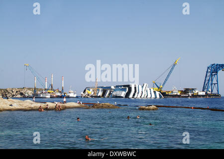 Überblick über die Bergung im MS Costa Concordia, die ein Fels im Tyrrhenischen Meer nur aus dem östlichen Ufer von Isola del Giglio im Januar 2012 getroffen. Wo: Giglio Italien bei: 12. Oktober 2012 Stockfoto