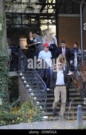 Robert Redford und Frau Sybille Besuch Literaturhaus Cafe in Tiergarten.  Zeitung. Wo: Berlin Deutschland wenn: 19. Oktober 2012 Stockfoto