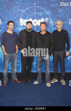 Fahri Yardim Christian Alvart Til Schweiger Fritz Wildfeuer am Fototermin zur Förderung der deutschen TV-Serie "Tatort" Folge "... ...und Bist du Nicht Willig." bei 25hours Hotel. Wo: Hamburg Deutschland wenn: 25. Oktober 2012 Stockfoto