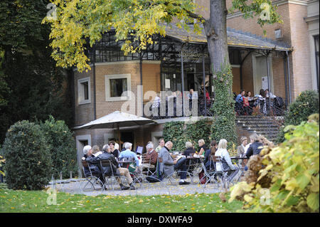 Robert Redford und Frau Sybille Besuch Literaturhaus Cafe in Tiergarten.  Zeitung. Wo: Berlin Deutschland wenn: 19. Oktober 2012 Stockfoto