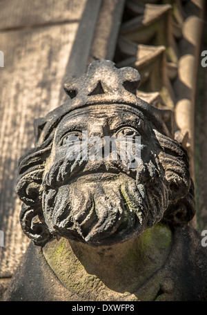 Geschnitzte Sandstein King es Head auf der Außenseite der Kirche Bakewell. Stockfoto