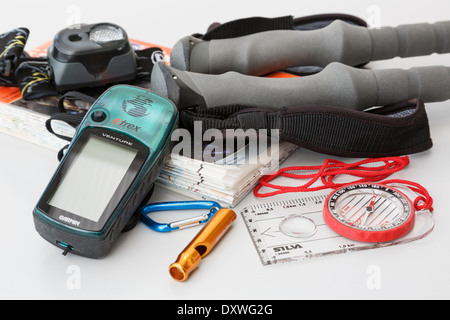 Walking und Wandern Ausrüstung mit Ordnance Survey map, Navigation, Kompass, Garmin etrex GPS, Sicherheit pfeifen, Stirnlampe und Stöcke. England Großbritannien Stockfoto