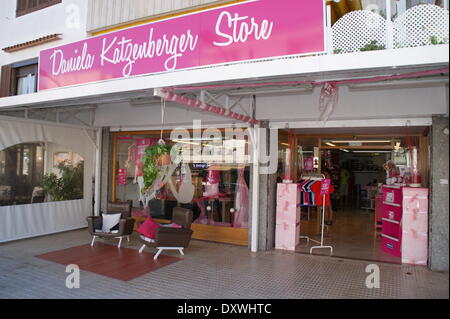 Atmosphäre im neuen Merchandising Fanshop Shop von Daniela Katzenberger Avendia de Rey Jaime Street. Santa Ponsa Spanien - 23.10.2012 wenn: 24. Oktober 2012 Stockfoto
