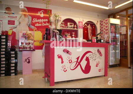 Atmosphäre im neuen Merchandising Fanshop Shop von Daniela Katzenberger Avendia de Rey Jaime Street. Santa Ponsa Spanien - 23.10.2012 wenn: 24. Oktober 2012 Stockfoto
