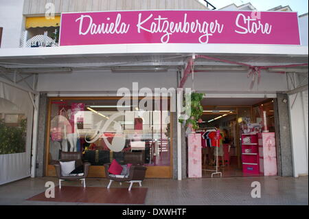 Atmosphäre im neuen Merchandising Fanshop Shop von Daniela Katzenberger Avendia de Rey Jaime Street. Santa Ponsa Spanien - 23.10.2012 wenn: 24. Oktober 2012 Stockfoto
