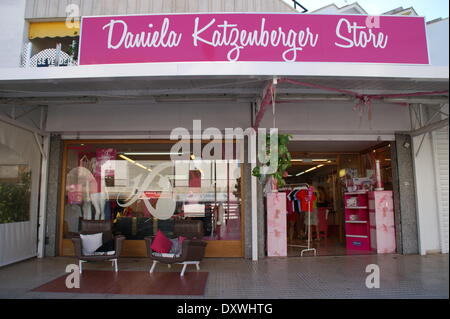 Atmosphäre im neuen Merchandising Fanshop Shop von Daniela Katzenberger Avendia de Rey Jaime Street. Santa Ponsa Spanien - 23.10.2012 wenn: 24. Oktober 2012 Stockfoto
